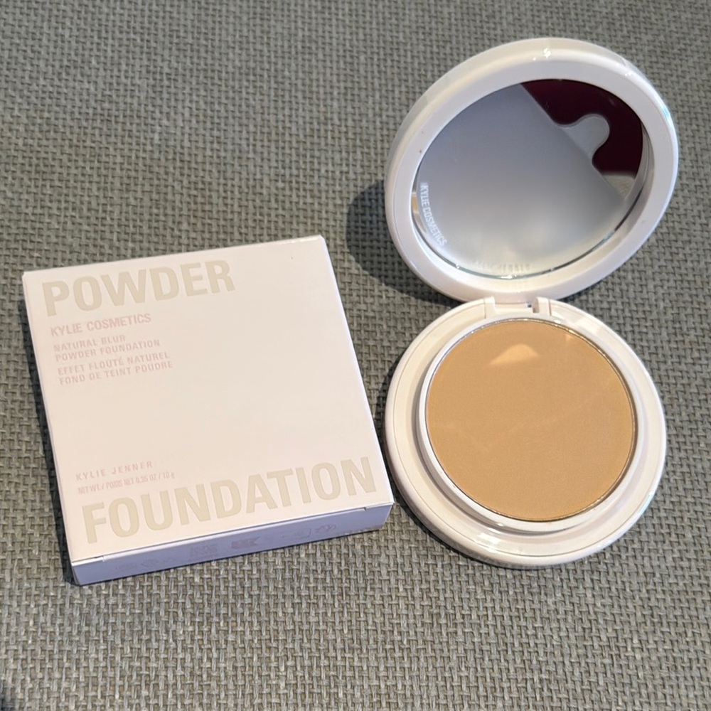 Kylie Cosmetics Powder Foundation natural blur color 5WN brand new y2k neutral